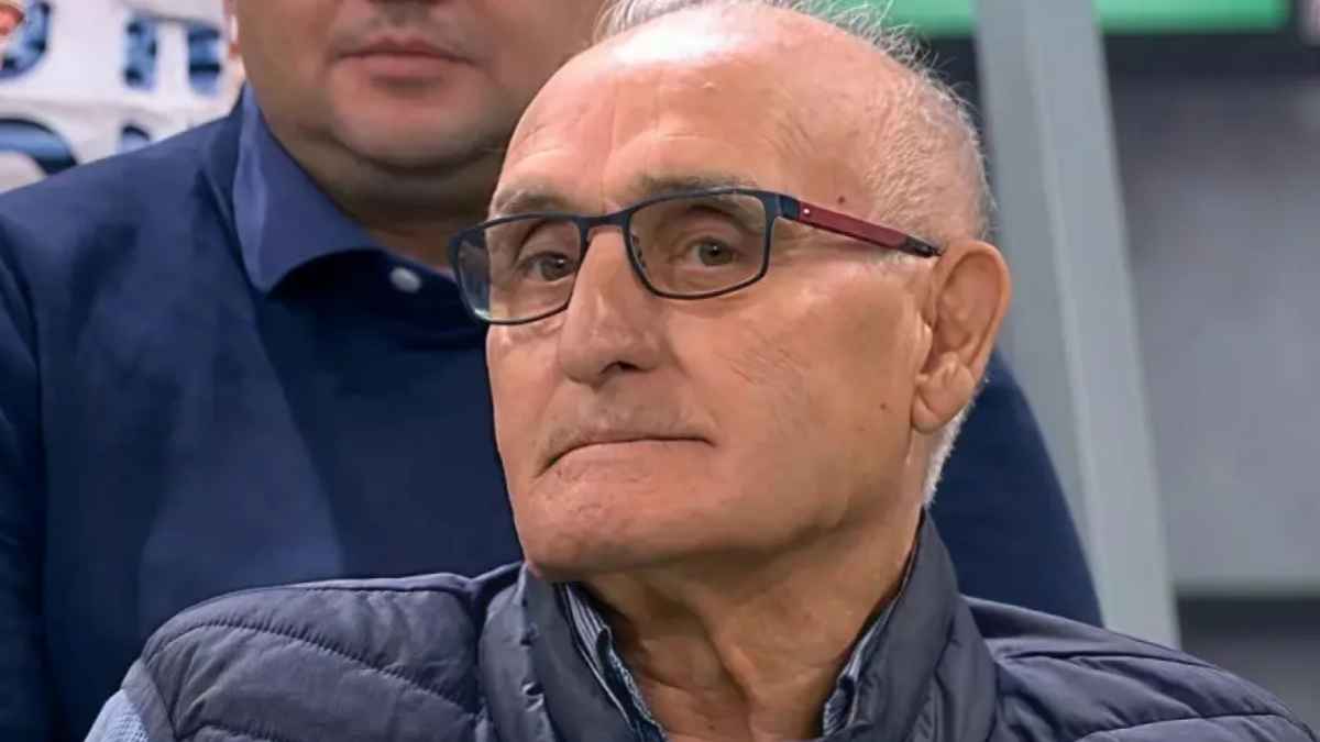 Hombre mayor con gafas en un plató de televisión durante una entrevista sobre vivienda social y natalidad