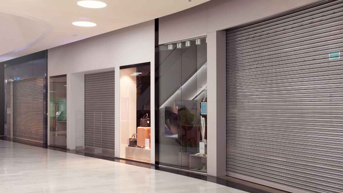 Fachadas de pequeños comercios cerrados en una galería comercial, reflejo de la crisis del comercio en España en 2025.