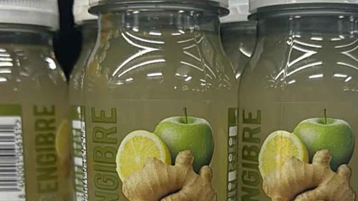 Botellas del nuevo chupito de jengibre, limón y manzana de Mercadona expuestas en un lineal del supermercado.