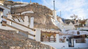 El pueblo “paraíso” de Andalucía para teletrabajar, emprender o jubilarse: 1.139 habitantes, 32 nacionalidades y casas cueva desde 50.000 euros