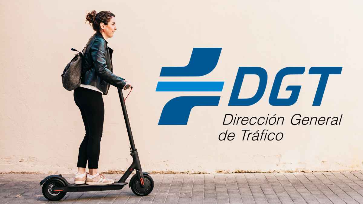 Mujer circulando en patinete eléctrico frente al logotipo de la DGT tras la entrada en vigor del registro obligatorio