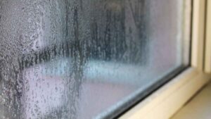 El remedio casero económico para frenar la condensación en tus ventanas y mantener el calor dentro de casa