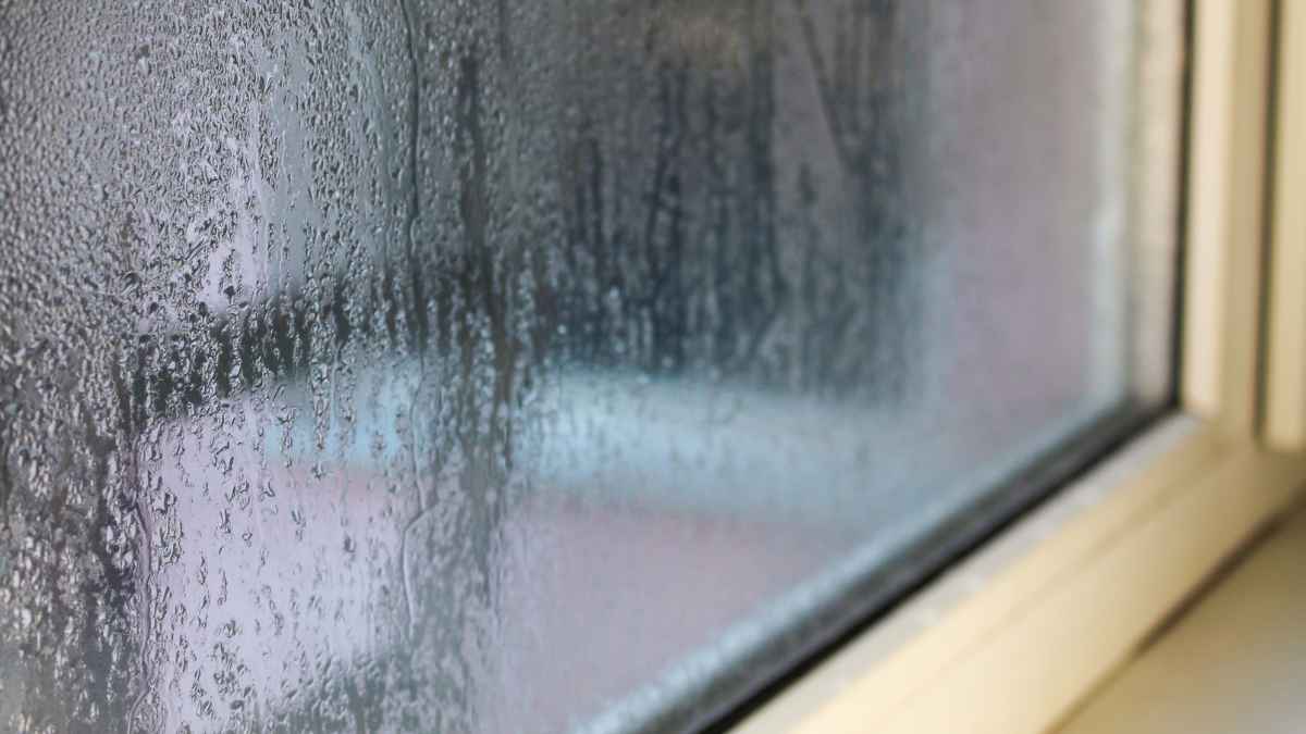 Ventana con condensación de agua, un problema común durante el invierno que causa humedad y frío en el hogar.