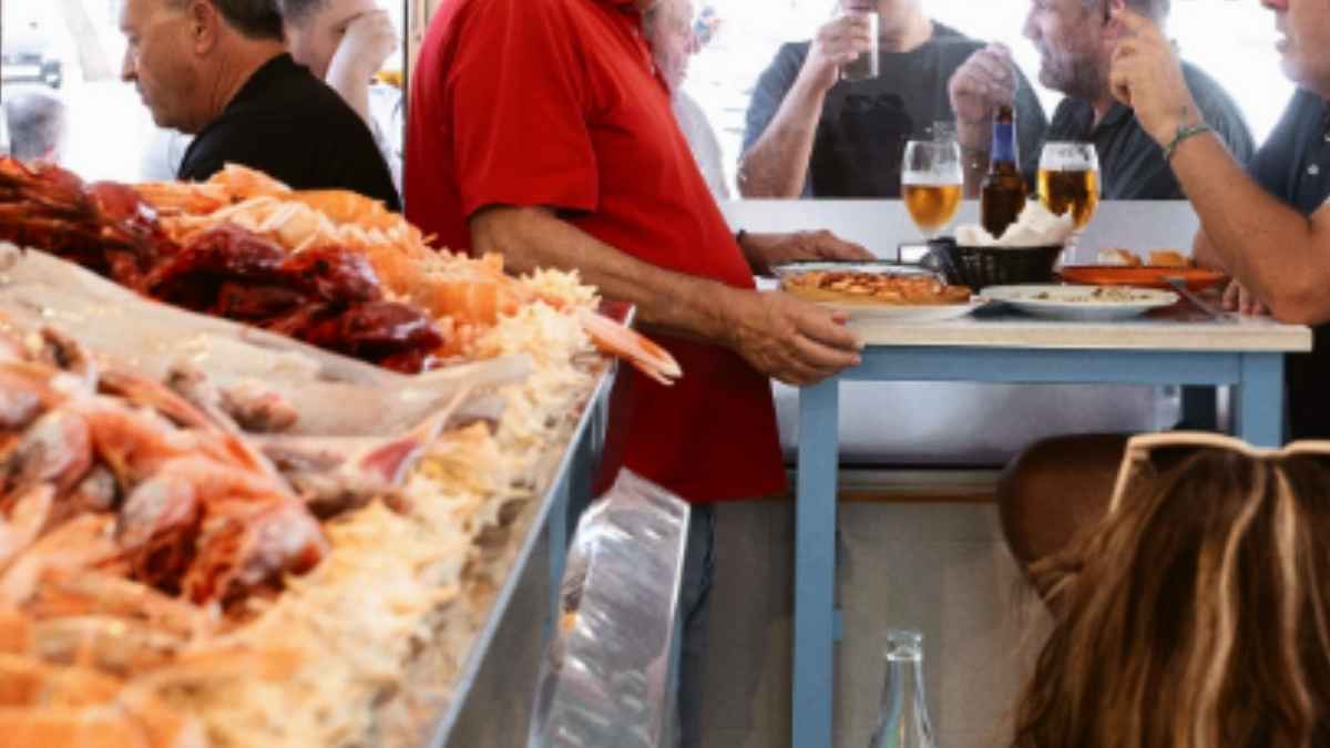 Clientes eligen pescado fresco en un restaurante con pescadería propia y raciones desde seis euros