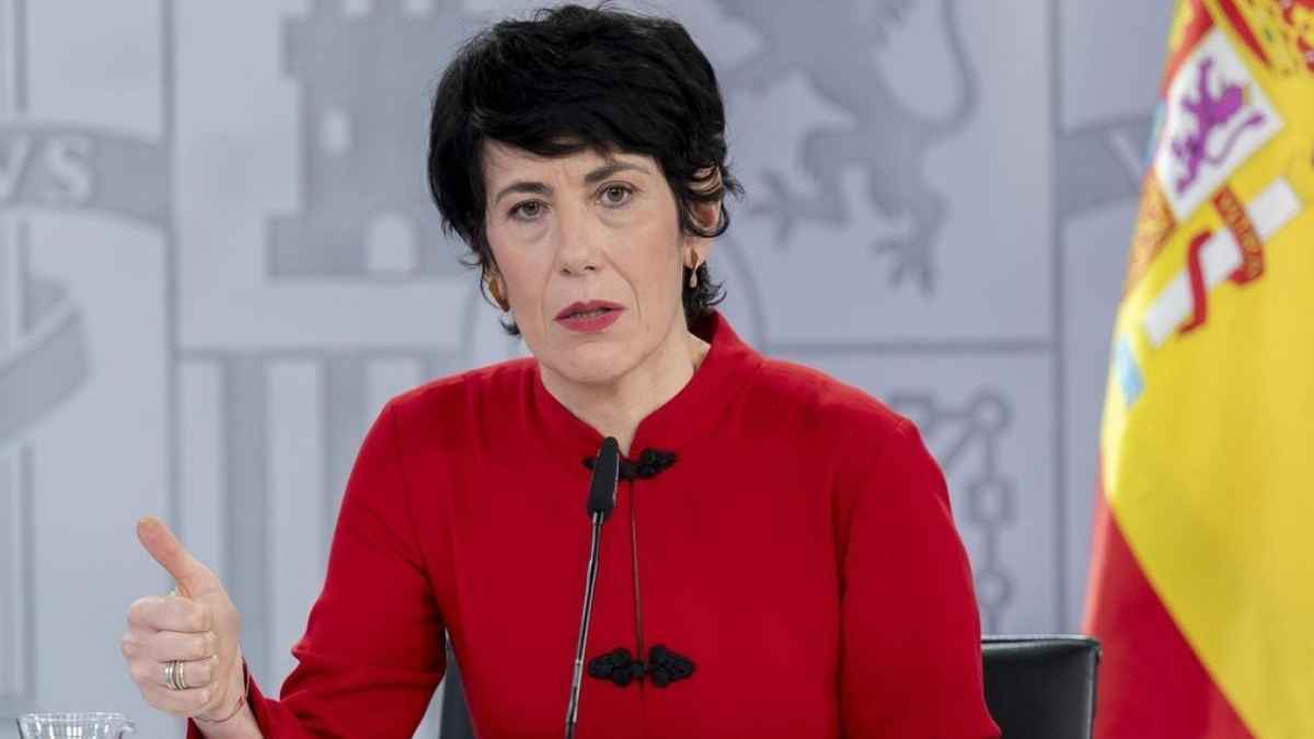 Elma Saiz durante una comparecencia del Gobierno explicando que no se ampliará a 35 años el cálculo de las pensiones