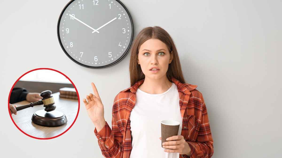 Mujer señalando un reloj por llegar tarde al trabajo en un caso de despido declarado improcedente por la justicia