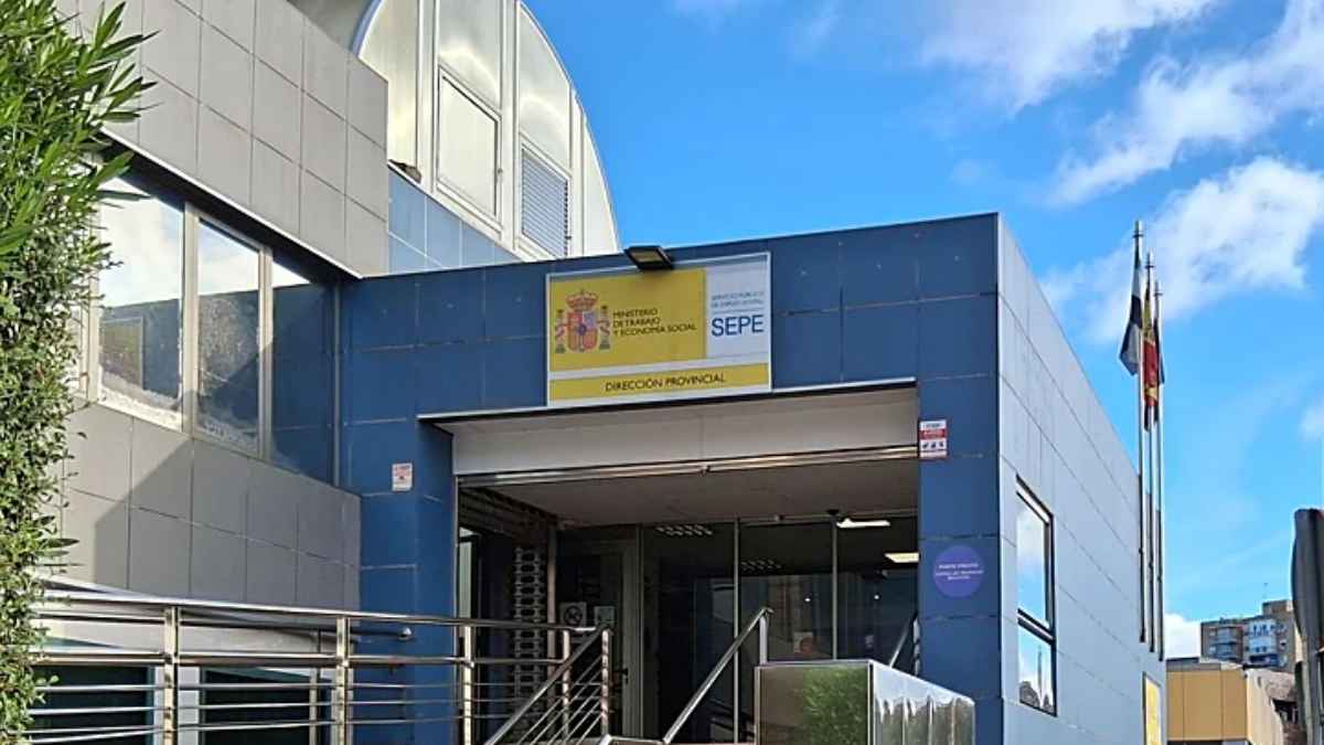 Oficina del SEPE en España con acceso adaptado, utilizada para gestionar subsidios por desempleo y trámites de prestaciones