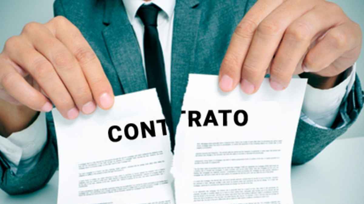 Empresa rompiendo un contrato de trabajo durante el periodo de prueba, clave para saber si el despido es legal y si hay derecho a indemnización.