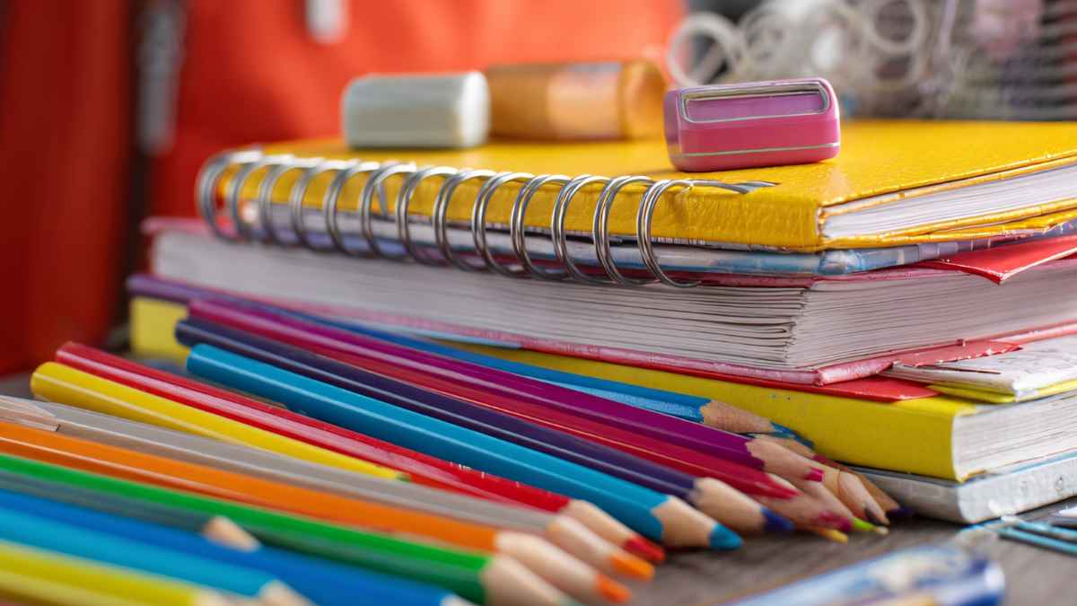 Material escolar con cuadernos y lápices de colores para solicitar la ayuda de hasta 70 euros en Mollet de Peralada