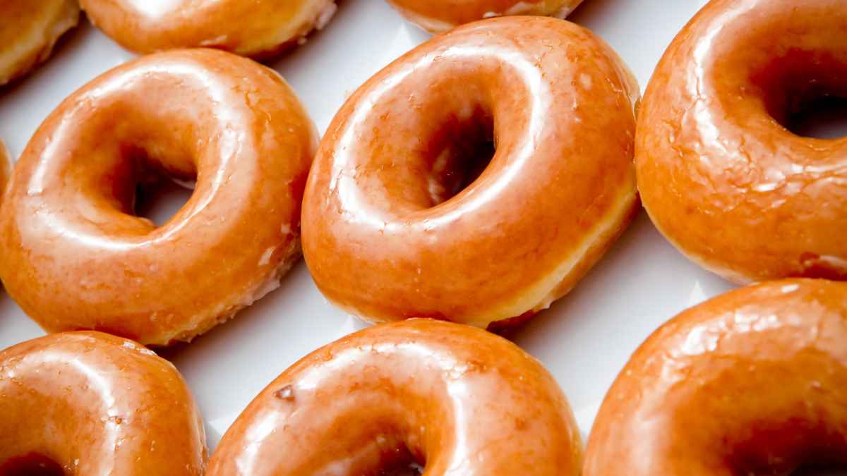 Dónuts glaseados en primer plano, imagen ilustrativa de la sentencia del Supremo que da la exclusividad a Bimbo frente a Atlanta.