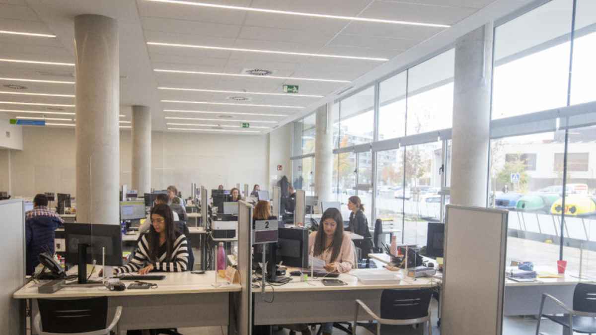 Oficina del SEPE con personal atendiendo y gestionando trámites de subsidios por desempleo en 2026