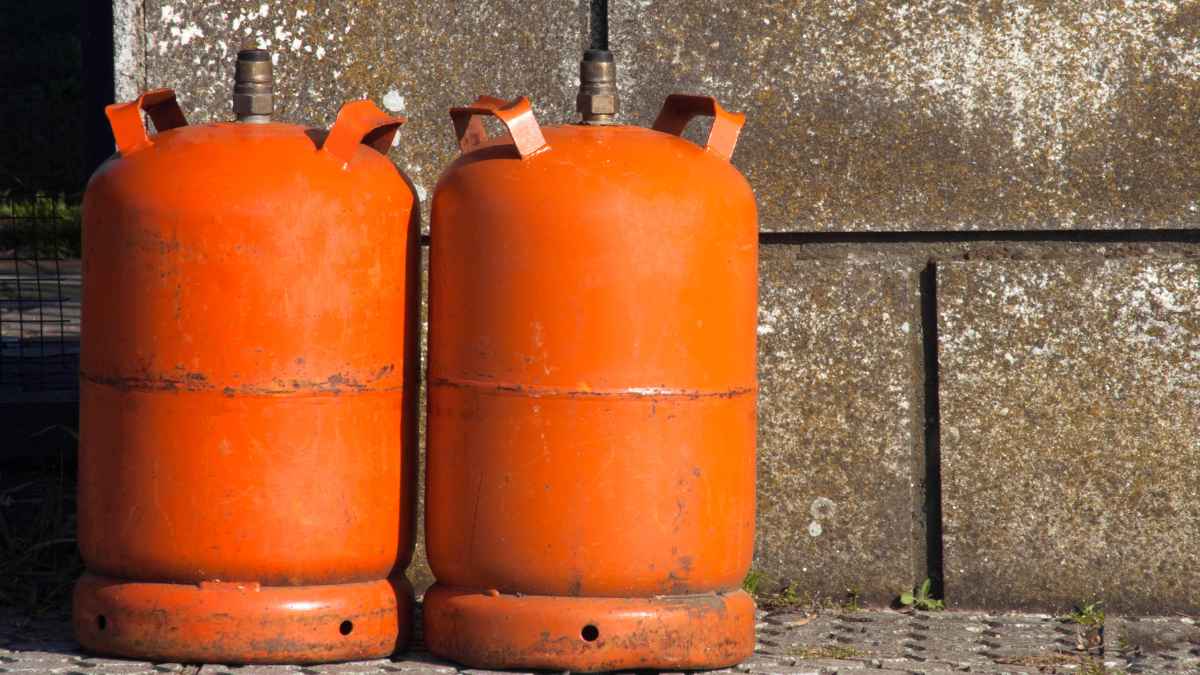Dos bombonas de butano junto a una pared, imagen sobre el reparto a domicilio y la compensación a los distribuidores tras el fallo del Supremo