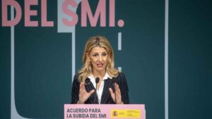 Trabajo rompe el tablero y plantea un SMI más alto y libre de IRPF