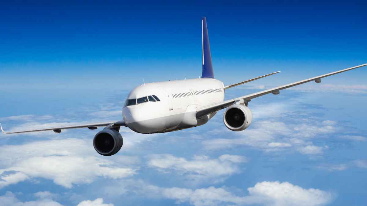 Avión comercial volando sobre las nubes, imagen sobre trucos para encontrar vuelos baratos en 2026