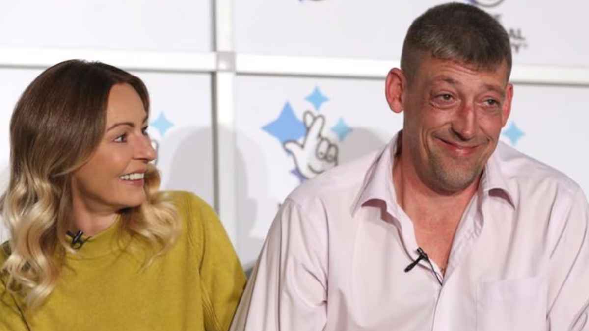 Albañil ganador del Euromillones junto a una colaboradora tras invertir 105 millones en ayudar a jóvenes con discapacidad