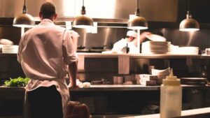 Un ayudante de cocina logra la incapacidad permanente total pese al rechazo inicial del INSS por sus secuelas