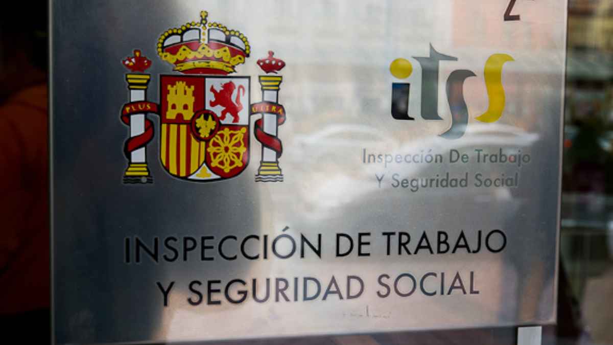 Placa de la Inspección de Trabajo y Seguridad Social con el escudo de España en la entrada de una oficina