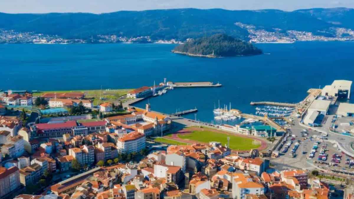 Vista aérea de Marín donde una familia ganó 200.000 euros en la Lotería del Niño tras comprar un décimo a última hora