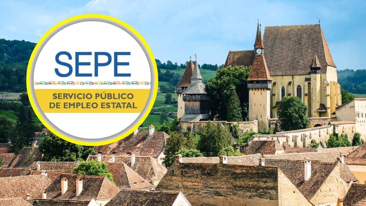 Logo del SEPE sobre un paisaje urbano con tejados e iglesia al fondo