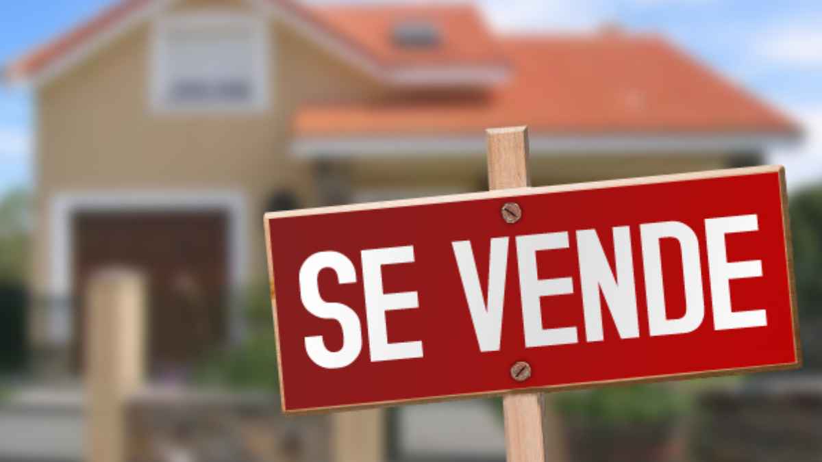 Cartel de se vende frente a una vivienda en Madrid para mayores de 65 años