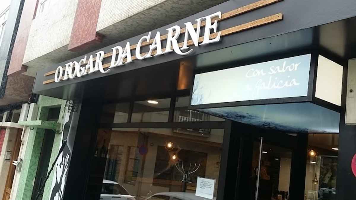 Fachada del bar O Fogar da Carne en la calle Heroísmo de Zaragoza tras anunciar su cierre