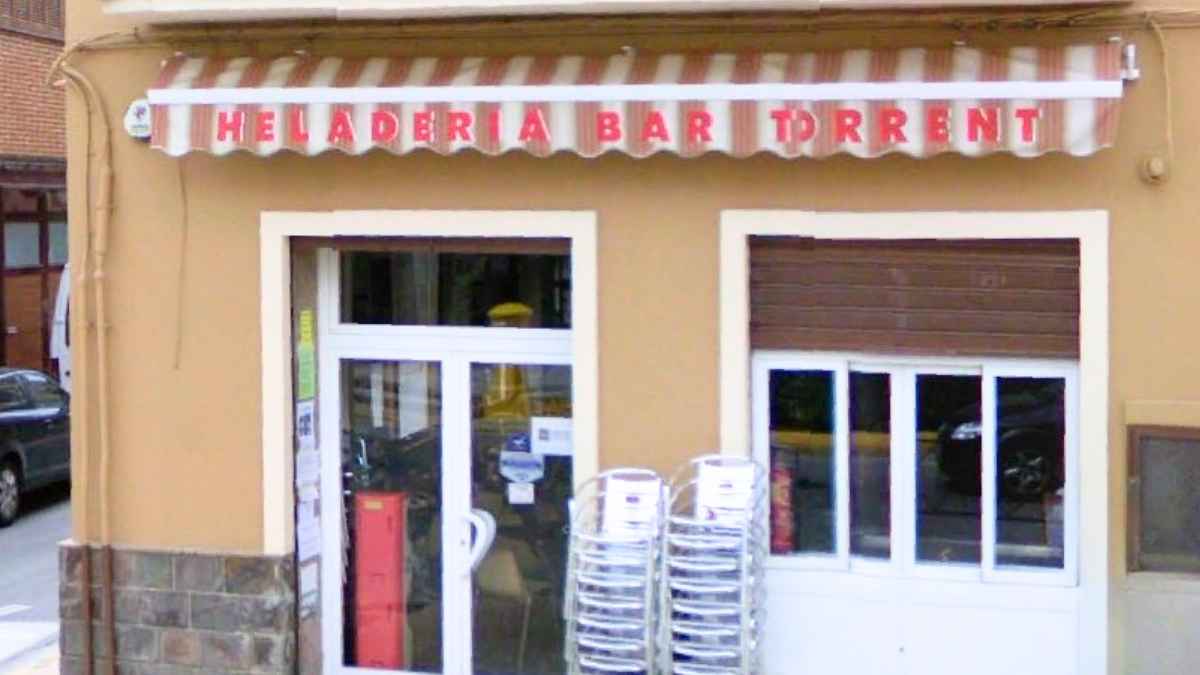 Fachada del Bar Torrent en La Eliana, conocido por sus bocadillos y el café Ruso