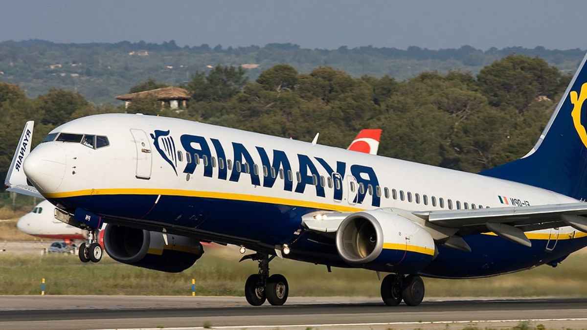 Avión de Ryanair en pista, en plena polémica por la subida de tasas aeroportuarias planteada por Aena