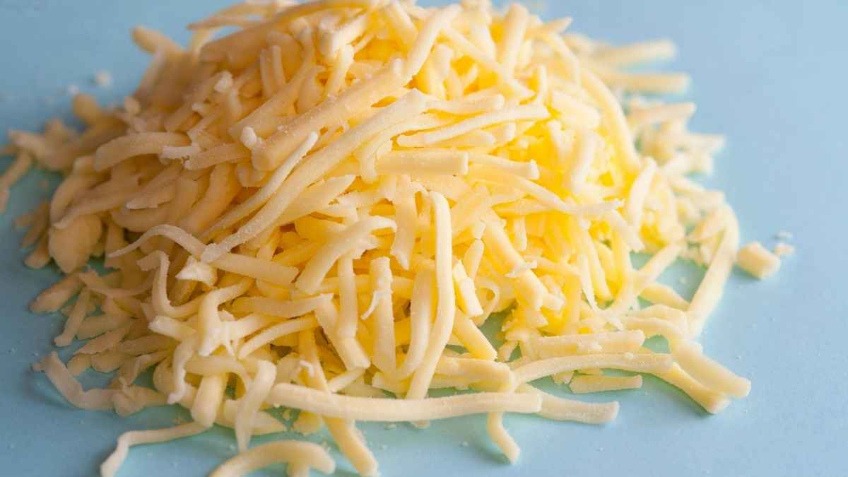 Queso rallado en un plato, imagen usada en la alerta de la AESAN por posible presencia de astillas de madera en lotes de gouda y mozzarella