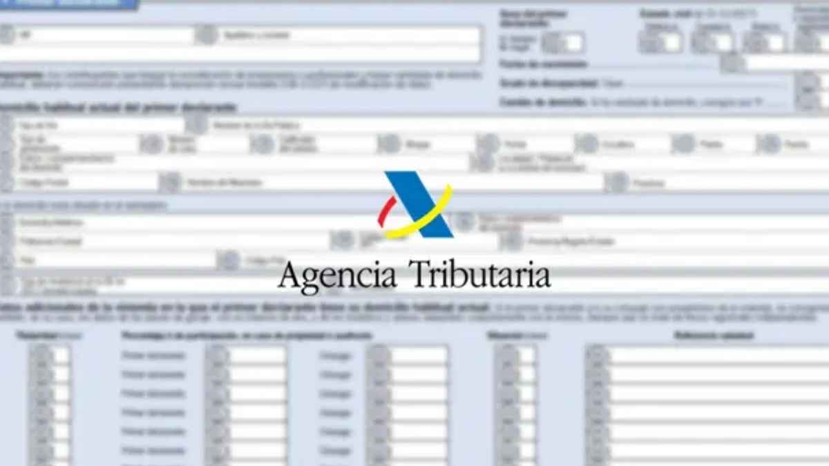 Logo de la Agencia Tributaria sobre un formulario de la declaración de la Renta con la nueva casilla para anularla en 2026