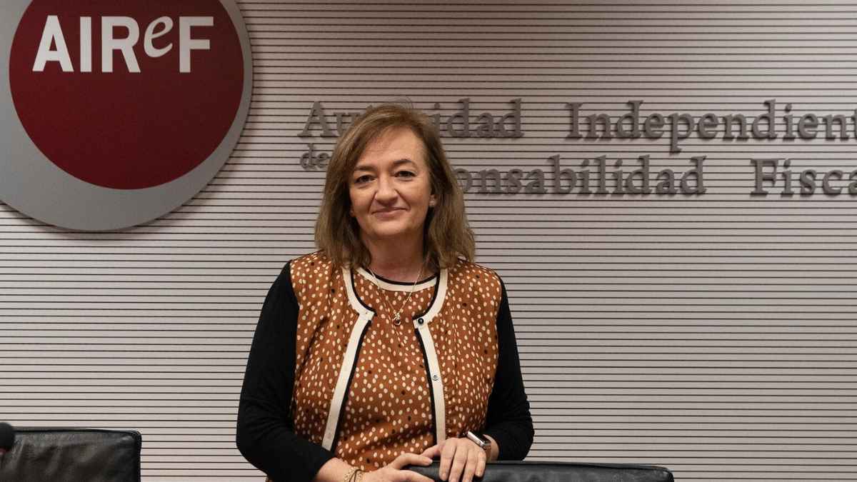 Representante de la AIReF en la sede del organismo, junto al logotipo, en una información sobre el aumento de bajas laborales entre menores de 35 años.