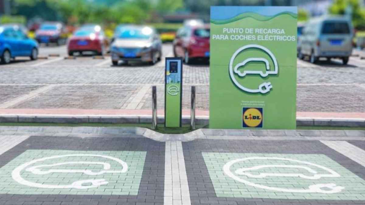 Punto de recarga para coches eléctricos en el aparcamiento de una nueva tienda Lidl en España