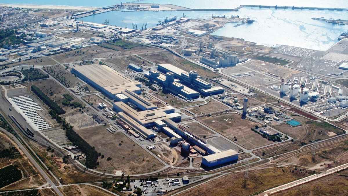 Planta de ArcelorMittal en Sagunt vista desde el aire, con el puerto de fondo, en medio del debate sobre la deslocalización a India.