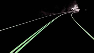 Así son las líneas de pintura que iluminan esta carretera sin farolas: el problema es que cuesta 876 euros por metro cuadrado