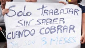 Aunque la empresa no pague durante dos meses el trabajador está obligado a seguir acudiendo a su puesto