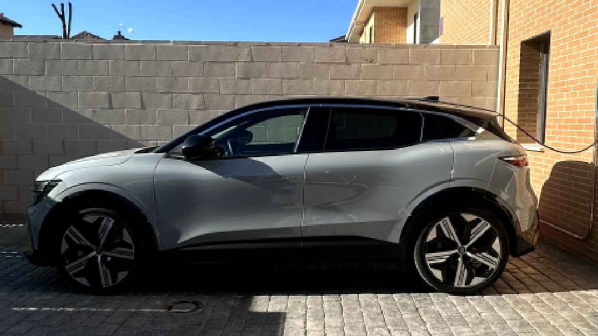 Coche eléctrico cargando en un punto de recarga doméstico, opción para autónomos con la ayuda de hasta 7.500 euros del Plan Auto Plus