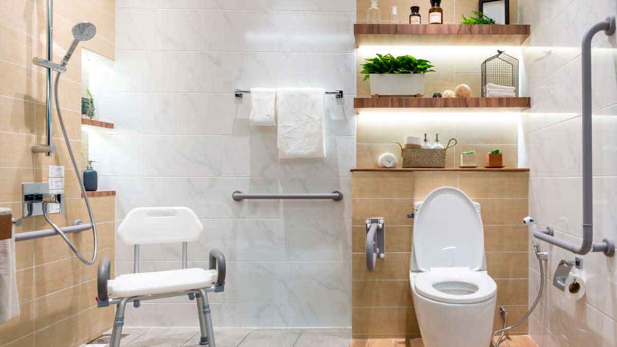 Baño adaptado con elementos de apoyo para personas dependientes, como barra en la pared y silla de ducha, en el marco de ayudas para la adaptación de viviendas en Valladolid.