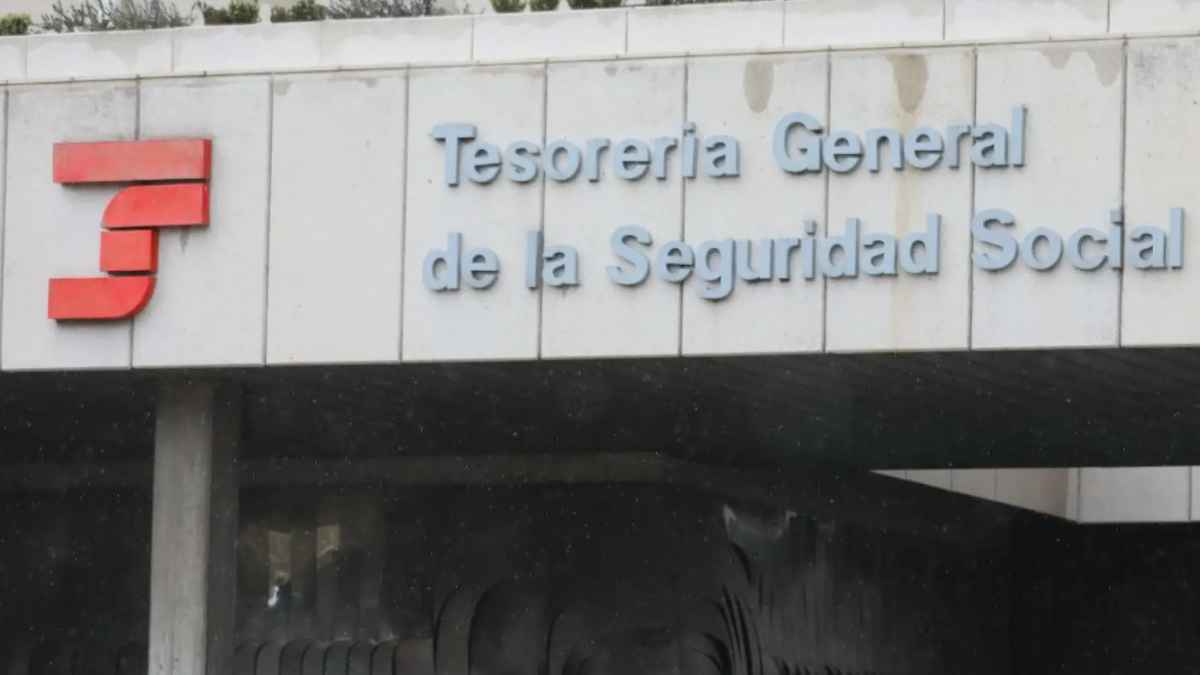 Fachada de la Tesorería General de la Seguridad Social con el rótulo Seguridad Social
