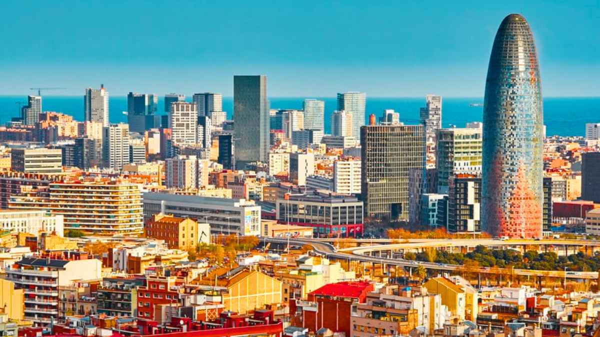 Panorámica de Barcelona con edificios de viviendas y Torre Glòries sobre ayudas de 400 euros al mes para pagar el alquiler