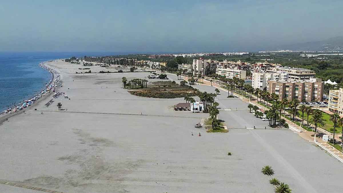 Vista aérea de la playa y paseo marítimo de Motril donde el Ayuntamiento ofrece descuentos en la tasa de apertura de negocios