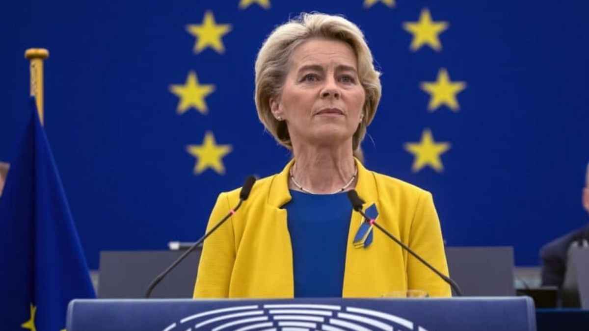 Ursula von der Leyen en el Parlamento Europeo con la bandera de la Unión Europea al fondo durante una comparecencia oficial