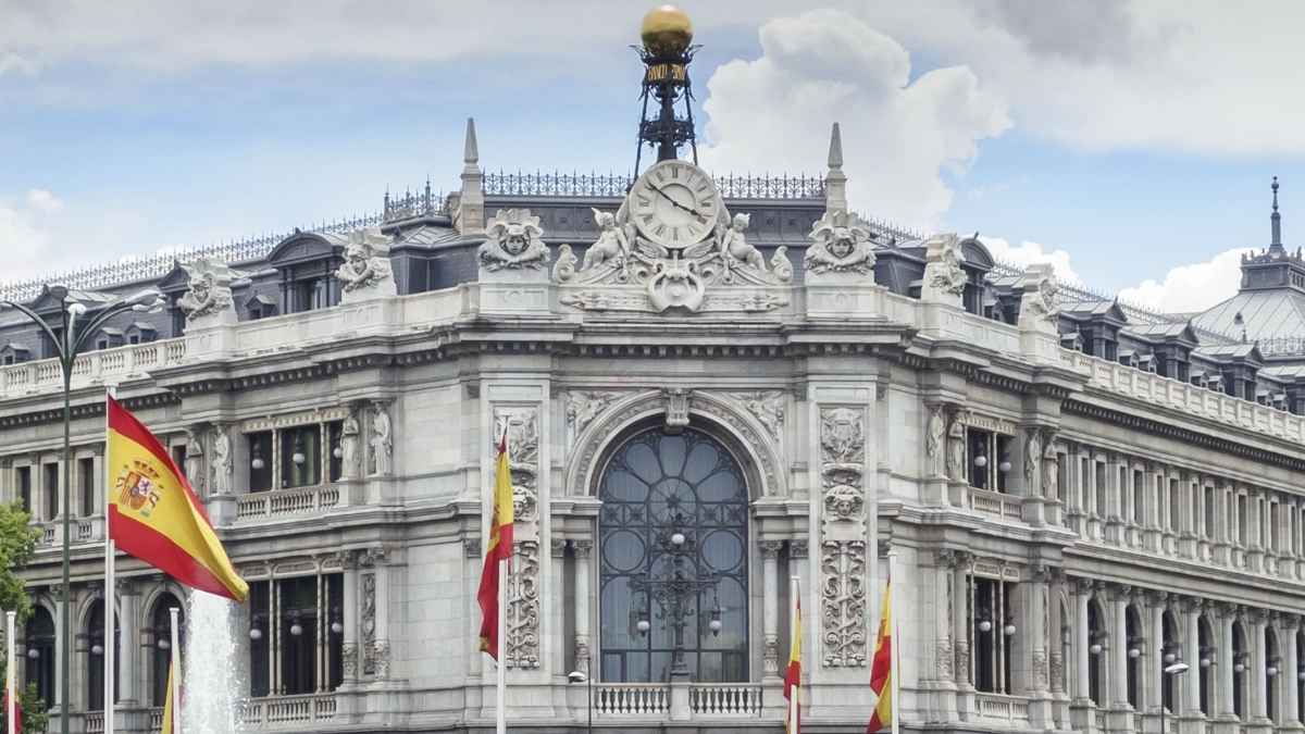 fachada del Banco de España en Madrid con banderas de España ondeando delante del edificio