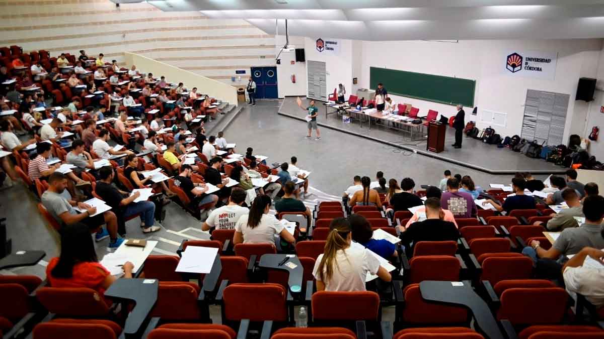 Estudiantes realizando un examen de oposiciones en un aula de la Universidad de Córdoba