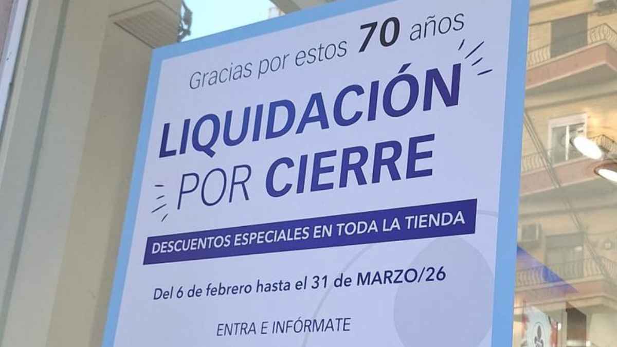 Cartel de Perfumerías Prieto anunciando liquidación por cierre con descuentos especiales hasta el 31 de marzo de 2026