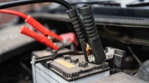 Muchos lo hacen mal al cargar la batería del coche: este es el orden correcto para poner las pinzas