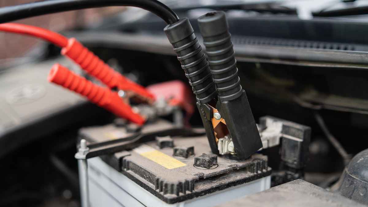Cómo colocar correctamente las pinzas en la batería del coche para cargarla sin errores