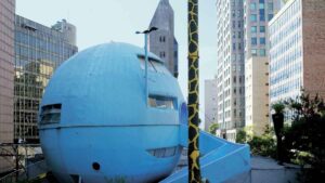 Parece una cápsula espacial entre los rascacielos, pero es una casa bola escondida entre vegetación