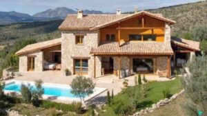 El chalet de ensueño con piscina y bosque propio que parece un chollo hasta que lees con calma la letra pequeña: nadie lo quiere