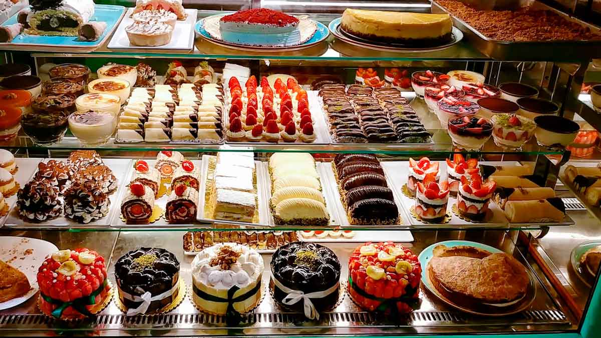 Vitrina con tartas, pasteles y postres variados en una pastelería de Madrid