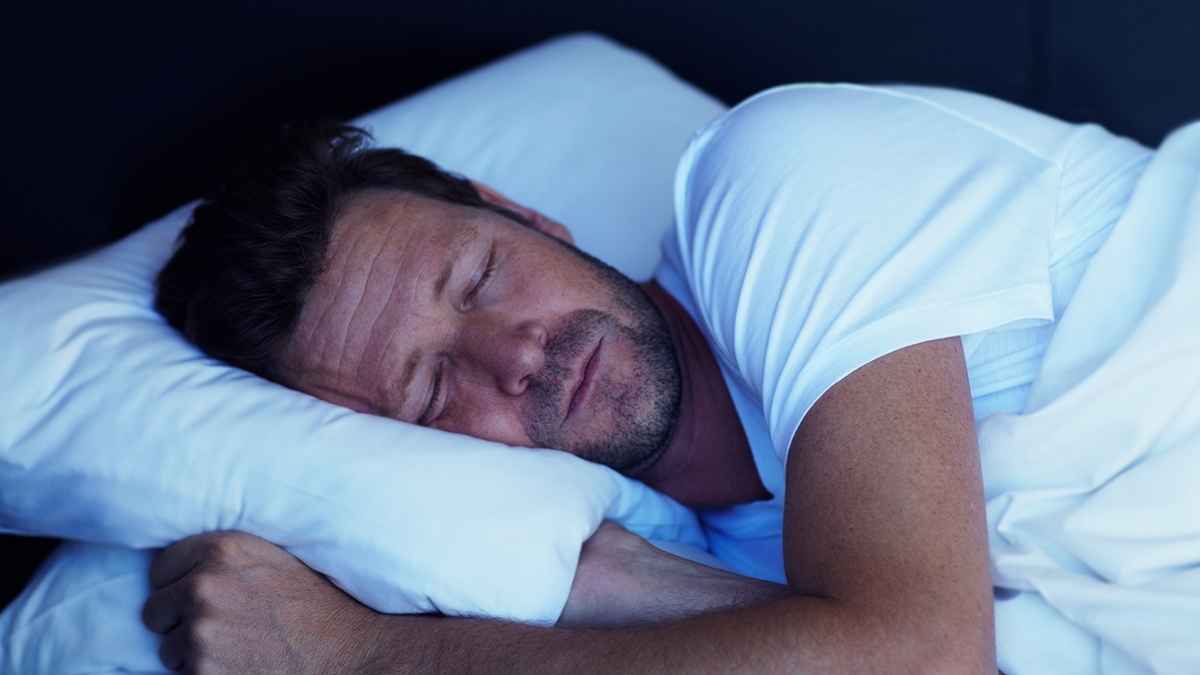 Hombre durmiendo en cama simulando experimento para cobrar 5000 euros por no levantarse durante diez días