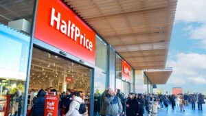 Colas y expectación por la apertura de una nueva tienda de 3.000 metros cuadrados: marcas internacionales a precios reducidos